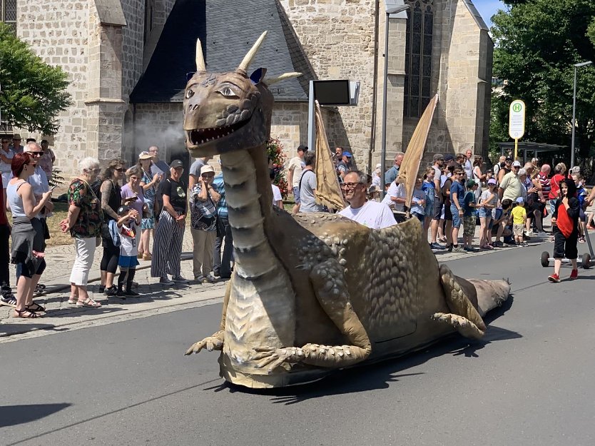 Für ihren kreativen Beitrag zum Festumzug wurde das "Drachenland" jetzt ausgezeichnet (Foto: Stadtverwaltung Nordhausen)