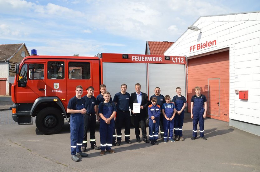 Betreuer Jannis Freyberg, Wehrführer Marco Freiberg, Jugendwart Lars Reisner, Jens Ludwig Sparkassen- Versicherung, stellv. Jugendwart Alexander Fürst, sowie einiger der Kinder der großen Gruppe (zehn bis 18 Jahre) (Foto: Leon Kruschinski)