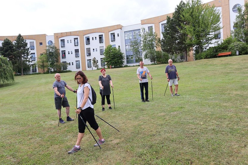 Schmerzschwester Daniela erkla&#776;rt Nordic Walking (Foto: Helios Kliniken Mansfeld-Südharz)