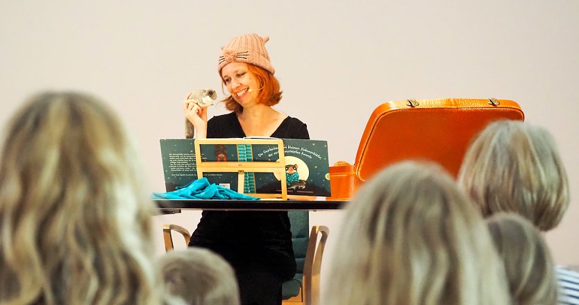 Leseäffchen in der Stadtbibliothek (Foto: Stadtverwaltung Nordhausen)