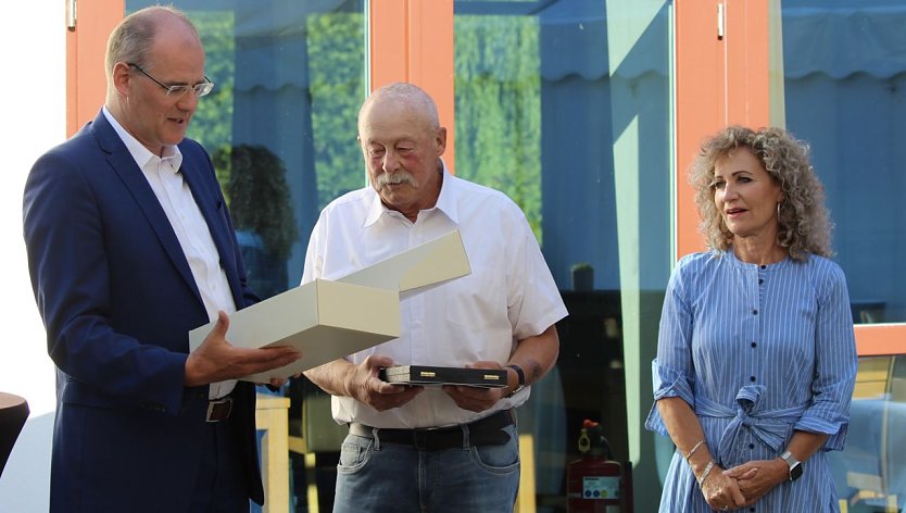 Rainer Pfennig erhält die Ehrenplakette 2022 aus den Händen von Landrat Matthias Jendricke. Erste Gratulantin ist die Thüringer Landtagspräsidentin Birgit Keller (Foto: Eva Maria Wiegand)