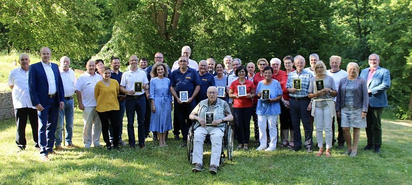 Die stolzen Preisträger der 2022er Ehrenplaketten im Garten der Kalkhütte in Urbach (Foto: Eva Maria Wiegand)