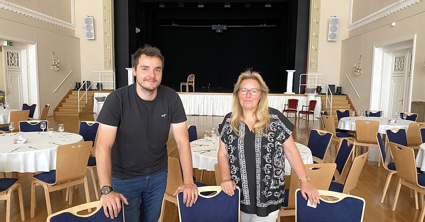 Johannes Hölzer und Martina Schnell im eingedeckten Saal des Kultur- und Kongresszentrums (Foto: oas)