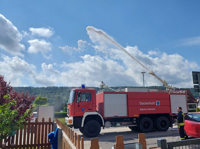 Eine große rote Überraschung fuhr pünktlich zum Kindertag vor das Haus der DRK-Kindertagestätte „Kinderspielkiste“ in Niedergebra.  (Foto: Maik Kaden)