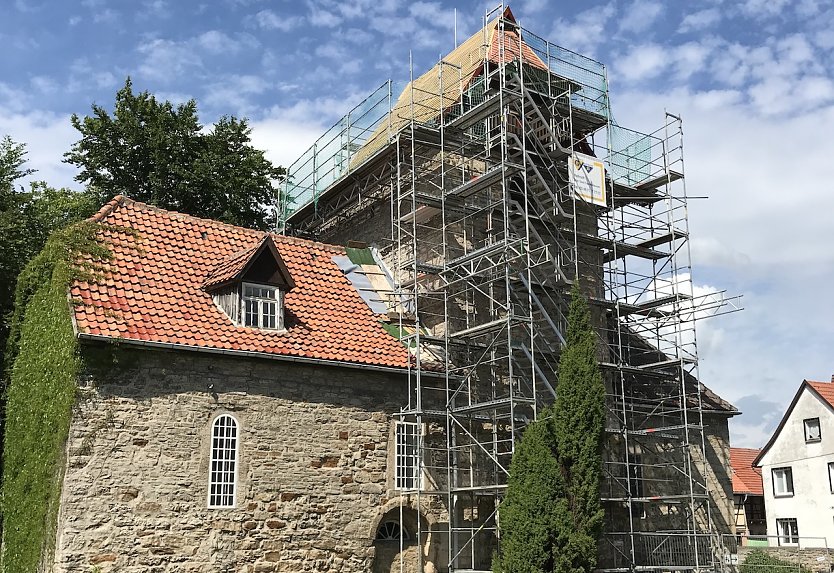 Der noch eingerüstete Turm (Foto: Peggy Hillig)