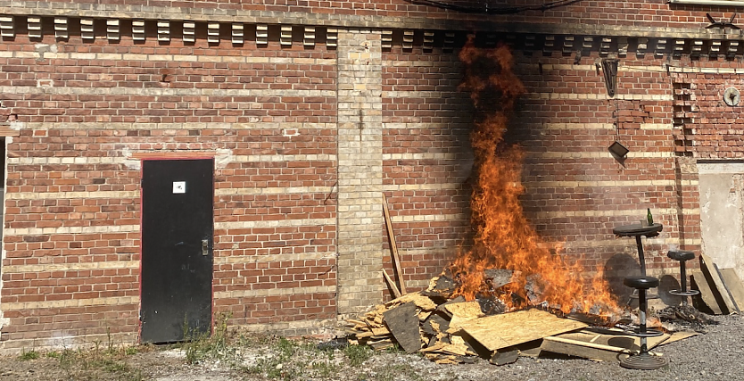 Brennender Holzhaufen an der Alten Weberei (Foto: privat)