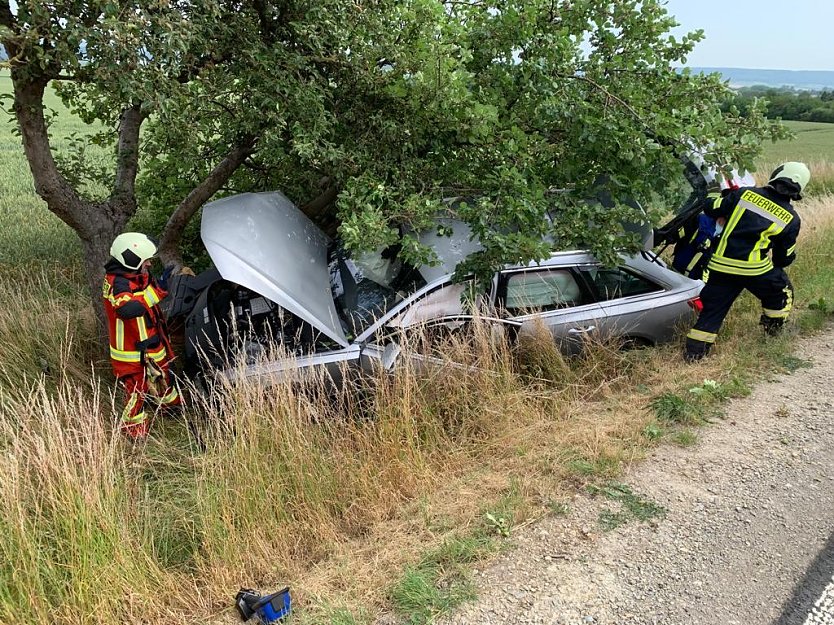 Unfall bei Breitenworbis (Foto: Feuerwehr Breitenworbis/Silvio Dietzel)