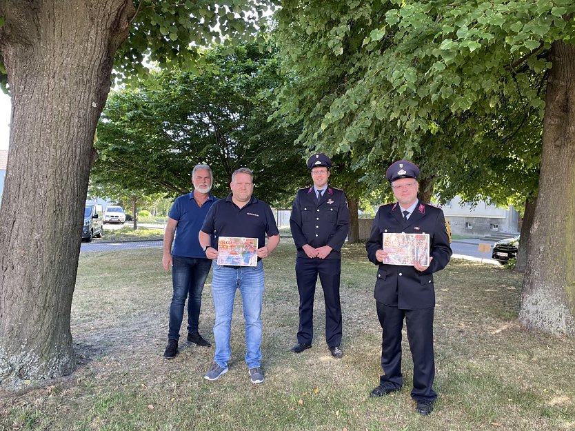 Spendenübergabe an die freiwilligen Feuerwehren Langula und Heyerode (Foto: Landratsamt UHK)