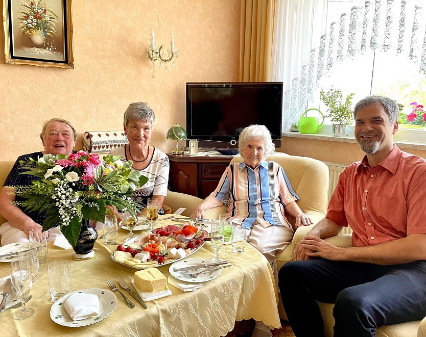 Glückwünsche zum 100. Geburtstag gab es für Elli Bonhardt heute auch vom Oberbürgermeister Kai Buchmann (Foto: Stadtverwaltung Nordhausen)