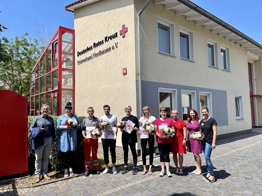 Vorstandsvorsitzender Uwe Kramer, Vorstand Doreen Apel, Praxisanleiterinnen Kerstin Merten (Rettungsdienst) und Nadja Pflug (Pflege) begrüßten gestern unsere neuen Auszubildenden des DRK Kreisverband Nordhausen. (Foto: DRK NDH)