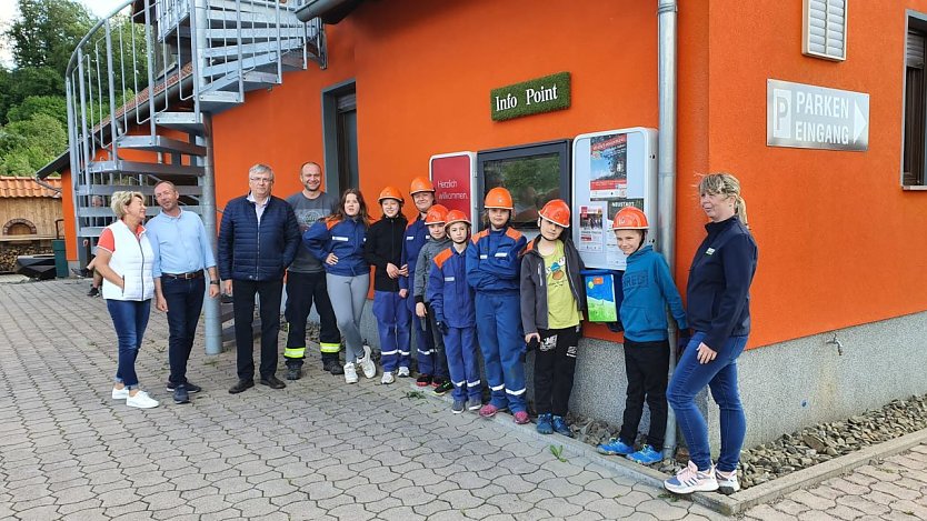 Die Harztor-Wanderkinder übergaben Stempelkasten Nr. 26 (Foto: Hans-Leopold Holzapfel)