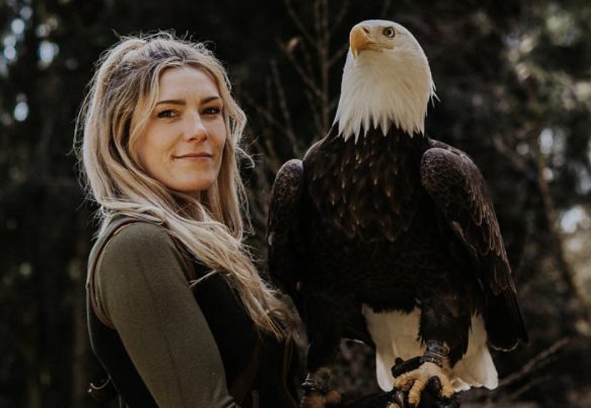 Lisa Schubach mit einem ihrer Weißkopf-Seeadler (Foto: L.Schubach)