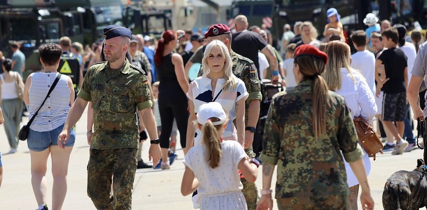 Großer Ansturm am Tag der "Offenen Tür" in der Kyffhäuser Kaserne (Foto: Eva Maria Wiegand)