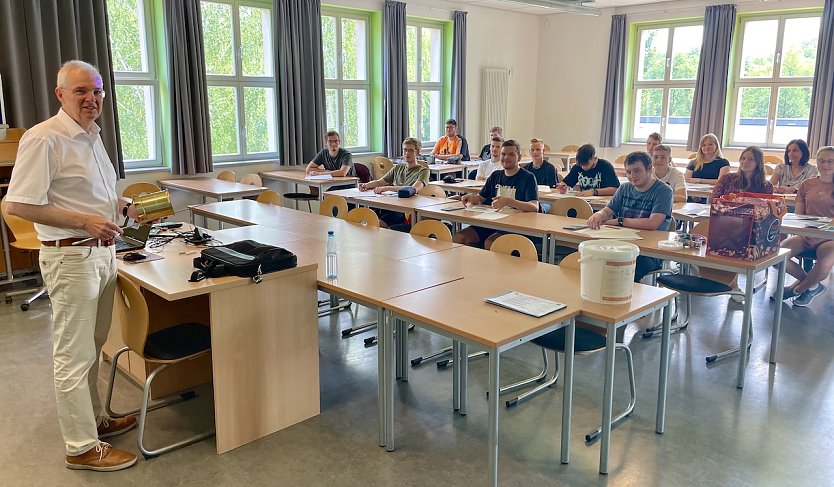 Prof. Viehmann mit Physiklehrerin Frau Hamann und Physikleistungskurs des Beruflichen Gymnasiums Nordhausen (Foto: Tina Bergknapp)