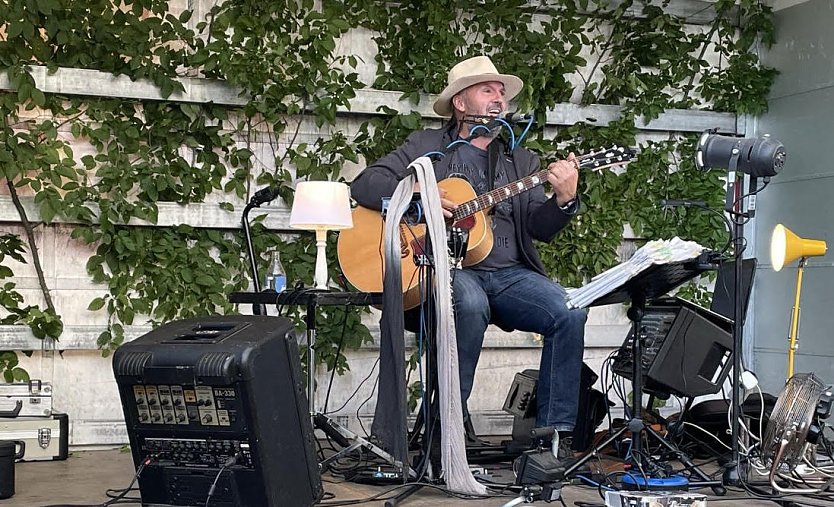 Ronald Gäßlein eröffnet ein musikalisches Wochenende im Innenhof der Traditionsbrennerei (Foto: nnz)