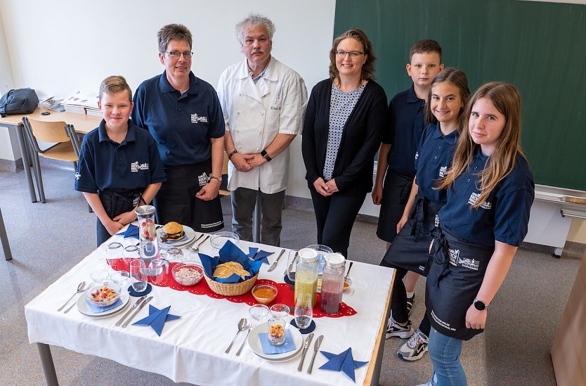 "Sondershäuser Wipperteufel" mit ihrem prominenten Koch-Coach, Spitzenkoch Claus Alboth (Foto: Axel Möller, Regelschule „J. K.Wezel“ Östertal)