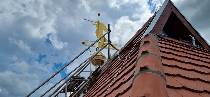 Turmbekrönung in Kirchengel (Foto: Peggy Hillig)