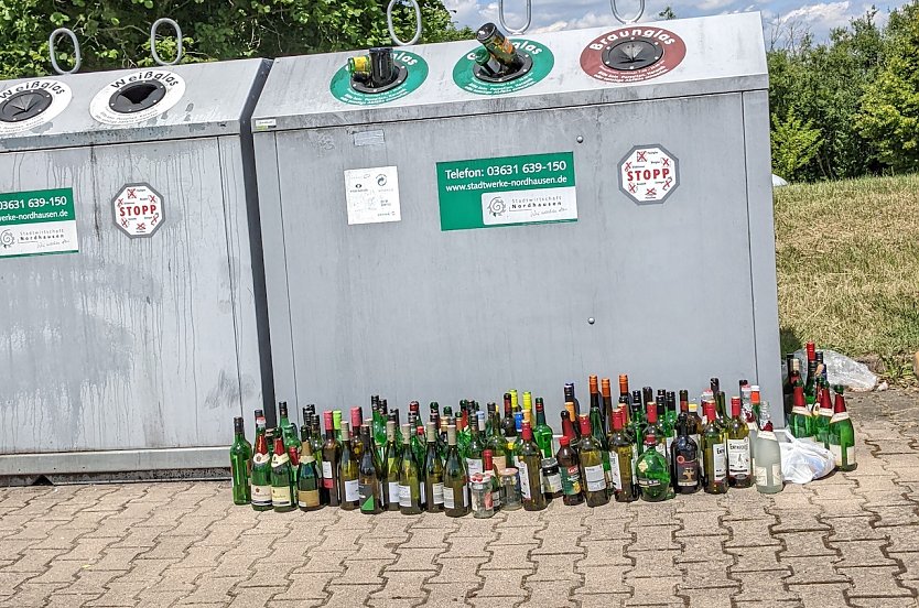 Glascontainer im Stadtgebiet: wer hat denn hier gefeiert? (Foto: U. Hornemann)