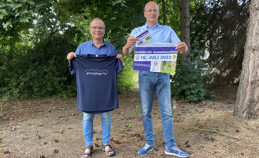 Organisator Jochen Lenz und Schirmherr Matthias Jendricke präsentieren die Devotionalien des Harzblick Wandermarathons 2022 (Foto: oas)