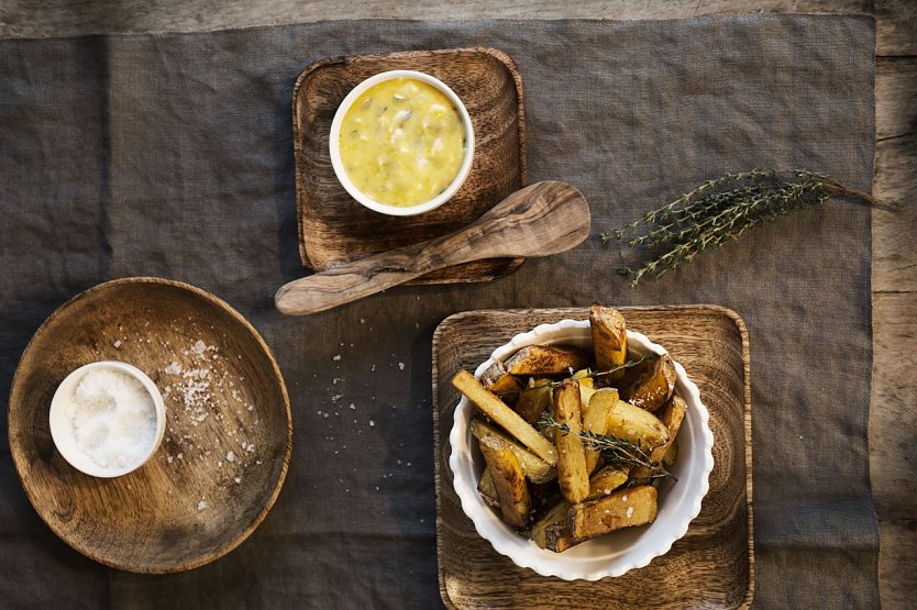 Frisch und lecker: Pommes frites lassen sich ganz einfach selbst zubereiten  zum Beispiel in der Fritteuse oder im Backofen.  (Foto: die-kartoffel.de/Markus Basler)