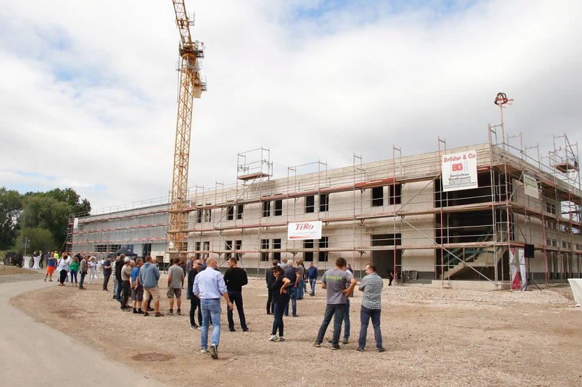 Noch gleicht der Bau einer Lagerhalle, bis Ende des Jahres sollen hier moderne Produktionsanlage für Labortechnik entstehen (Foto: agl)