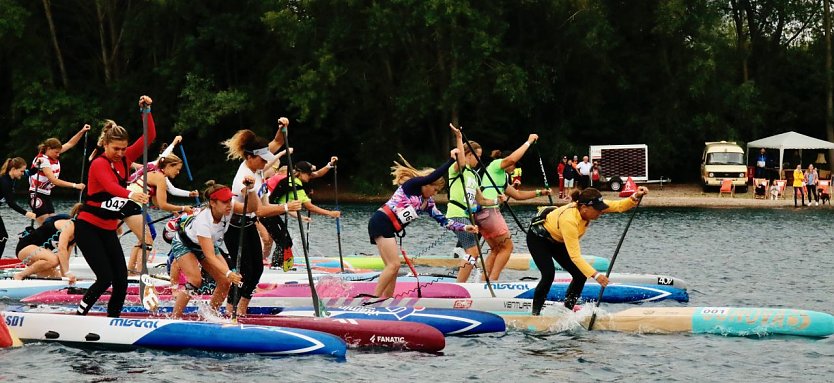 Start der Damen beim EVN SUP-Cup auf dem Sundhäuser See (Foto: agl)