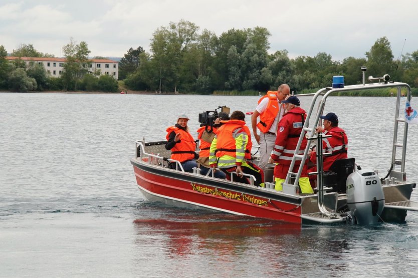 Am Rande des Wettrennens wurde das neue Rettungsboot der DRK-Wasserwacht durch Landrat Jendricke und Bürgermeisterin Rieger offiziell übergeben (Foto: agl)