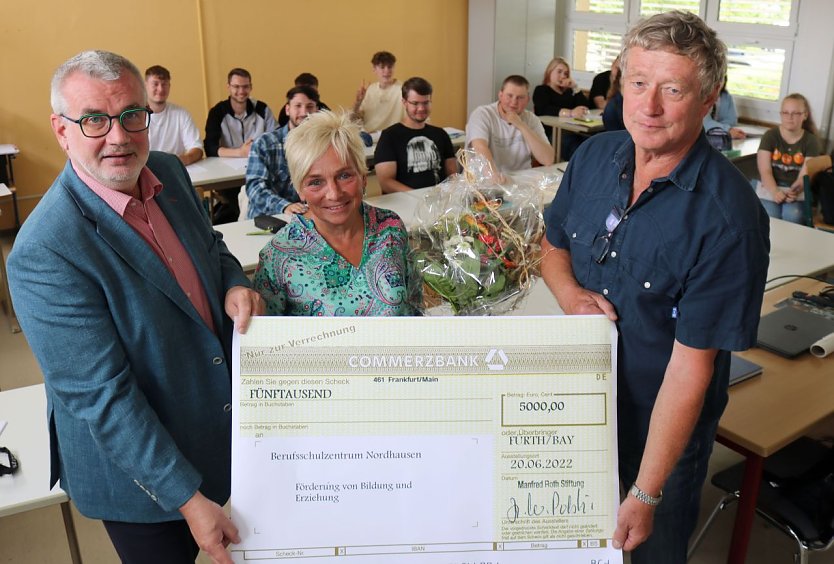 Der Vorsitzende des Fördervereins, Jens Schneider und der 1. Beigeordnete des Kreises, Stefan Nüßle nahmen die Spende aus der Hand von Katrin Stähling entgegen (Foto: Pressestelle Landratsamt Nordhausen)