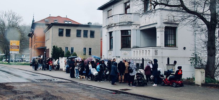 Die Schlangen vor der Tafel sind seit dieser Aufnahme aus dem April diesen Jahres eher noch länger geworden (Foto: nnz-Archiv)