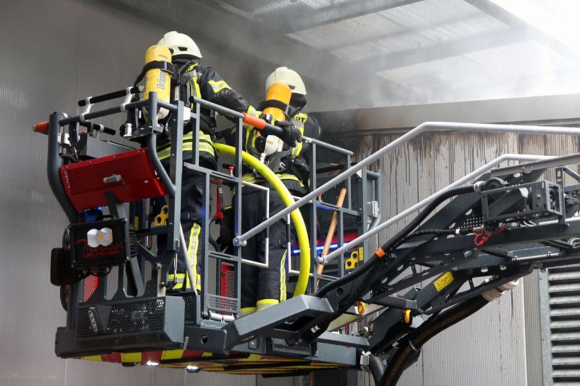 Brand wird unter Kontrolle gebracht (Foto: Marvin König )