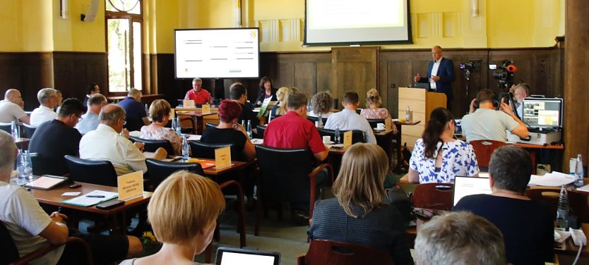 Im letzten Kreistag wurde der neue Jugendförderplan nur in erster Lesung behandelt, scheinbar lagen zwischenzeitlich zwei Varianten vor von denen nur eine aus dem zuständigen Amt stammte (Foto: agl)