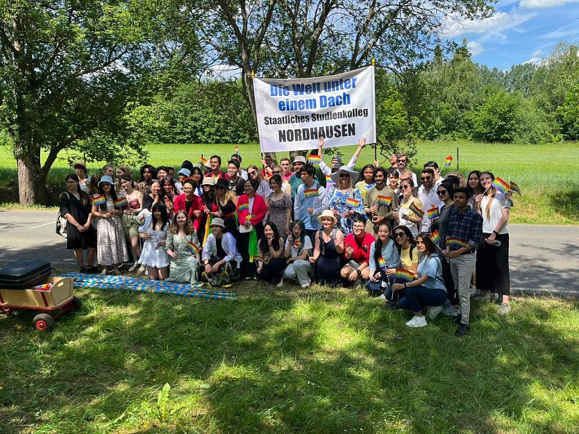 Nordhausen international - das Studienkolleg brachte 90 Teilnehmer aus unterschiedlichsten Kulturkreisen zum Rolandsfest-Umzug auf die Straße (Foto: privat)