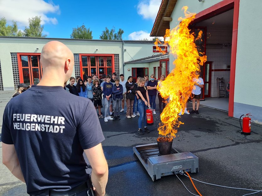 Schülerinnen und Schüler spielen mit dem Feuer - unter professioneller Aufsicht (Foto: Feuerwehr Heiligenstadt)