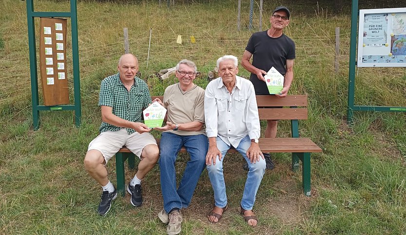 Auf dem Bild Übergabe: von links die Naturfreunde Schmeltzer, Brauer, Künzel und Feuerriegel bei der Übergabe (Foto: NABU)