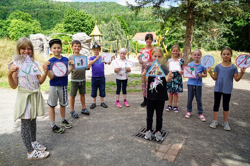 Hier ist kein Hundeklo! - Grundschüler haben in Ilfeld jetzt Schilder gebastelt, um den Kurpark frei von Hundehinterlassenschaften zu halten (Foto: Gemeinde Harztor/Susanne Schedwill)