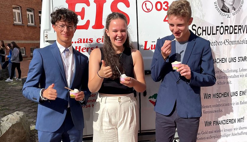 Arnold, Saskia und Till aus der 10-4 freuen sich über die kleine Eisgabe (Foto: H.Roeder)