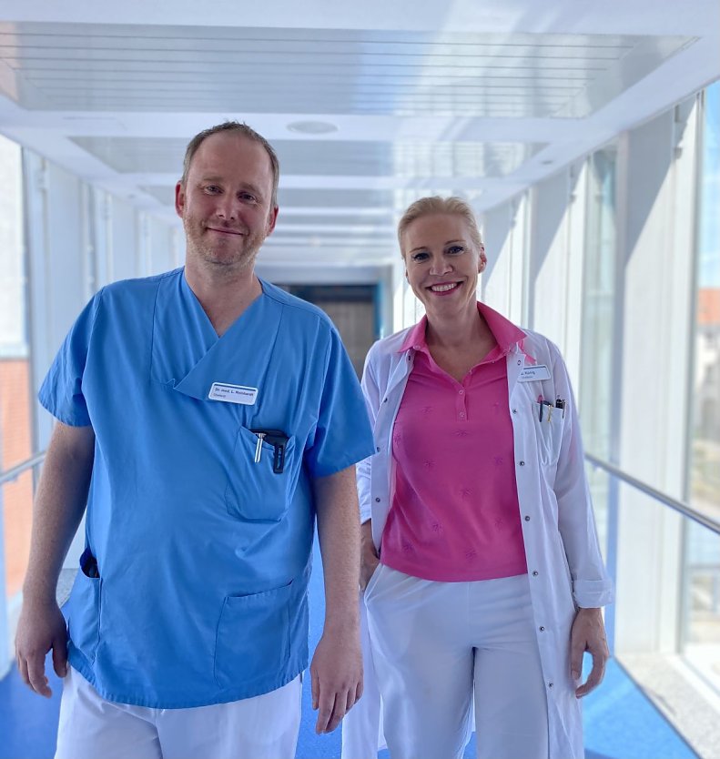 links: Dr. Lars Reinhardt, rechts: Frau Gudrun König  (Foto: Gümpel/Eichsfeld Klinikum)