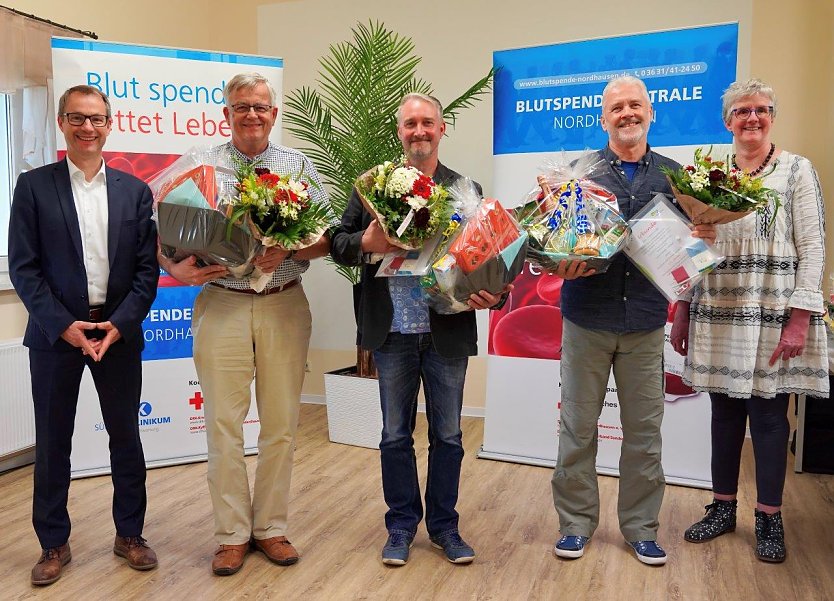 v.l.: Dr. Maria Westphal (rechts) und Markus Garzke (links) vom Südharz Klinikum beglückwünschten die Jubiläumsspender für 125 Spenden: Wolfgang Jödicke, Heiko Meyer, Frank Stecher  (Foto: Südharz-Klinikum)