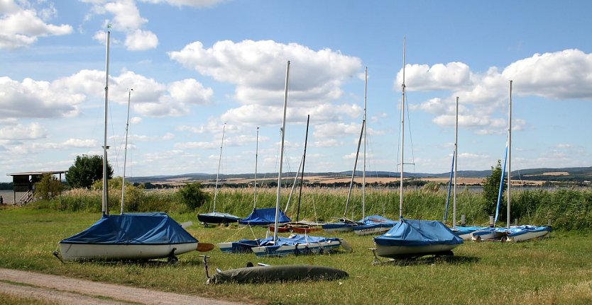 Die Boote müssen auf dem Trockenen bleiben, im Stausee gibt es zur Zeit nicht genug Wasser (Foto: Ulrich Reinboth)