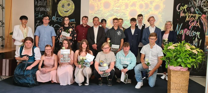 Ein letztes Foto der Abschlussklasse mit Lehrerinnen und Lehrer vor dem Beginn des neuen Lebensabschnitts ist natürlich Pflicht. (Foto: Mathias Daniel)