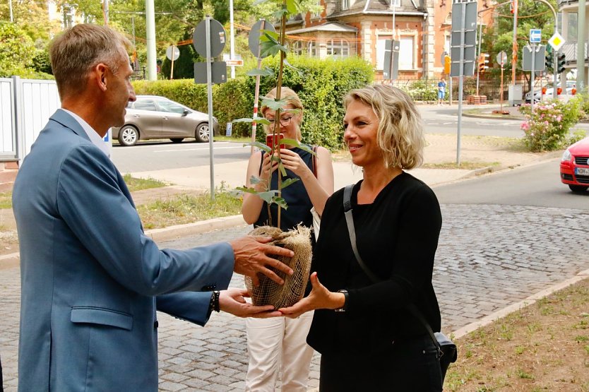 Zur Begrüßung gab es von Ministerin Karawanskij einen Setzling aus der Baumschule Breitenworbis (Foto: agl)