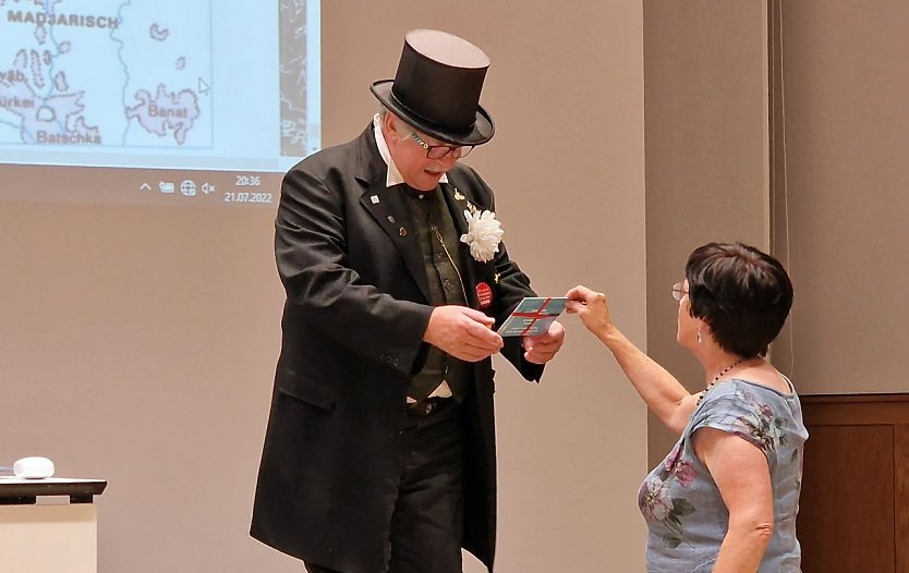 Bibliothekschefin Hildegard Seidel dankt dem "Vorleser" (Foto: nnz)