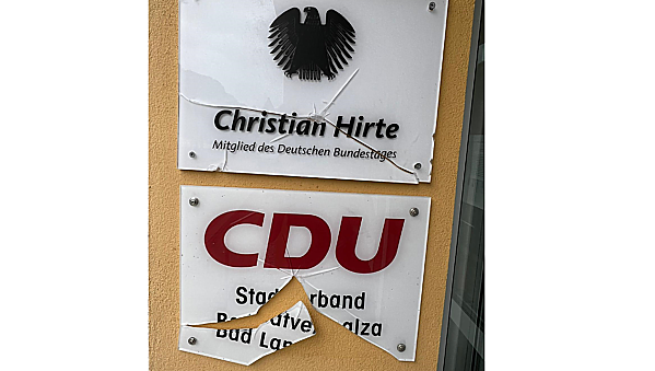 Beschädigte Schilder am Eingang des Büros (Foto: CDU)