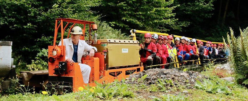 Rettung aus der Finsternis - am Rabensteiner Stollen wurde heute die Rettung unter Tage geprobt (Foto: agl)