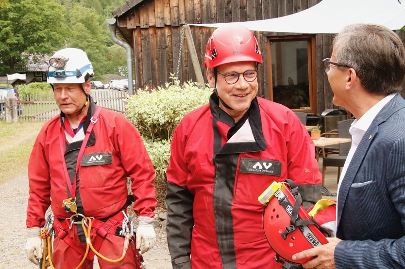 Overall statt Anzug und Krawatte - Georg Maier (Mitte) stellte sich heute als Testobjekt für die Höhlenretter zur Verfügung (Foto: agl)