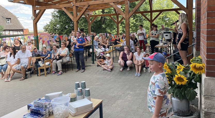 Eröffnung des Festes durch die Leiterin Vanessa Kiele (Foto: Tina Göhring)