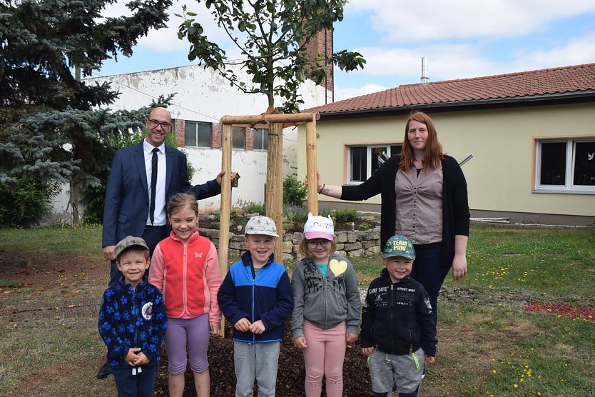 Auch für die Kita Uthleben gab es einen Baum, der hier vom Filialleiter für Heringen und NDH-Nord, Tino Rüdiger und der Leiterin der Tagesstätte Sandra Bochert entgegen genommen wurde (Foto: Kreissparkasse Nordhausen)