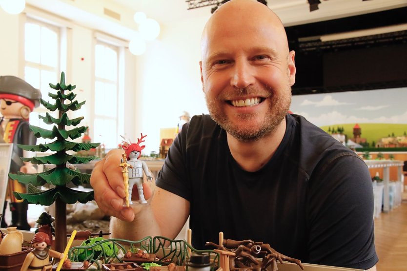 Diorama-Künstler Oliver Schaffer mit seinem selbstgebastelten "Schneckenhengst" (Foto: agl)