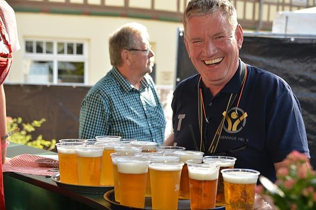 Die Plastikbecher wollen Sven Bolko Heck und Kollegen vom 26. Alstadtfest verbannen (Foto: Medienhaus Heck)