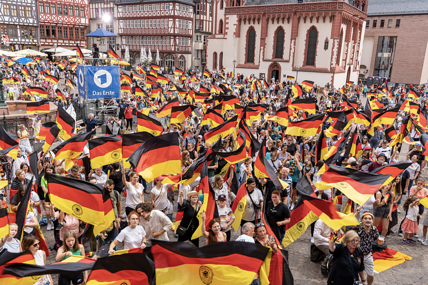 Die EM-Finalistinnen wurden in Frankfurt euphorisch empfangen (Foto: Sven Tetzel)